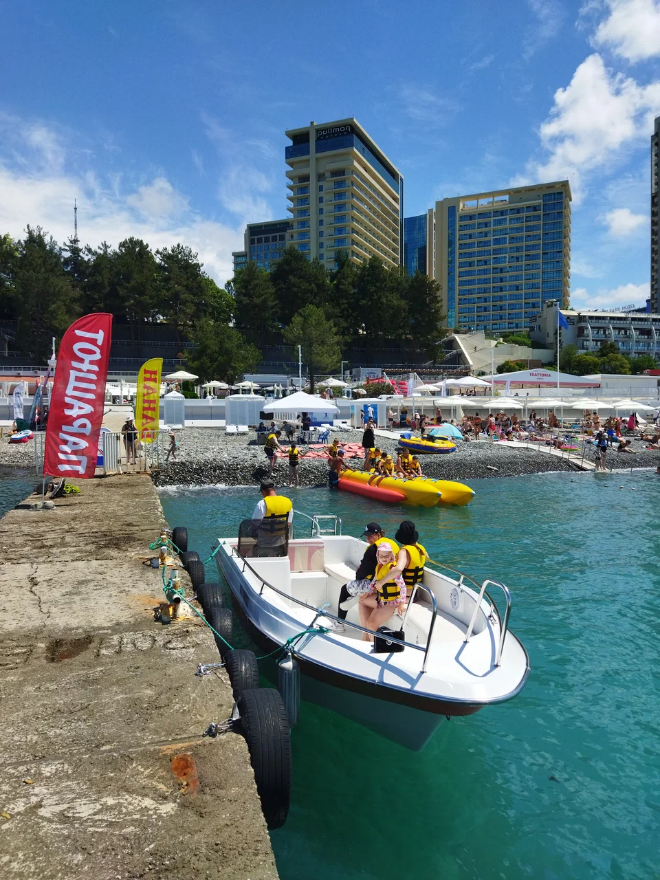 Пункт проката парашюта и банана вид с моря